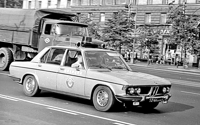 Tại sao cảnh sát Liên Xô được cấp xe Porsche, Mercedes, BMW để làm nhiệm vụ? - Ảnh 4.