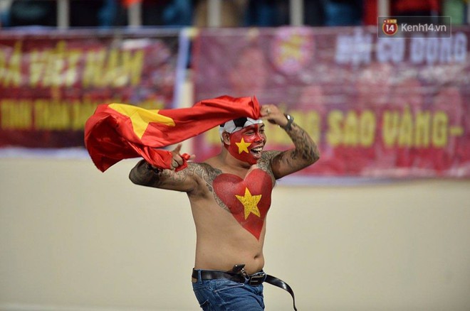 Chiếc lưng tiên tri đoán trúng phóc chiến thắng 2-0 của tuyển Việt Nam trước Malaysia - Ảnh 5.