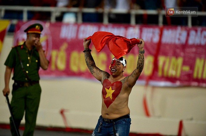 Chiếc lưng tiên tri đoán trúng phóc chiến thắng 2-0 của tuyển Việt Nam trước Malaysia - Ảnh 6.
