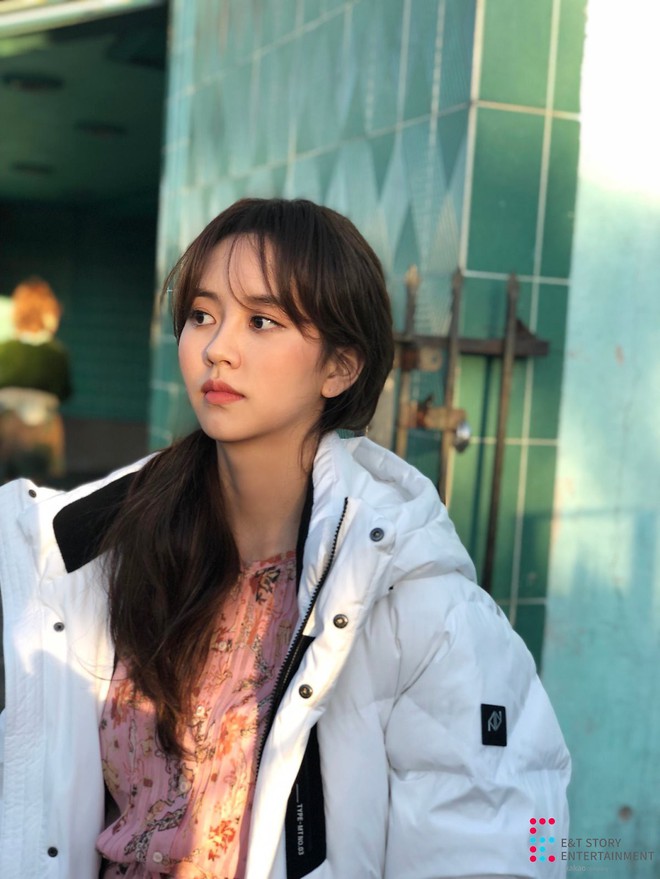 Nhan sắc đời thực của sao nhí một thời Kim So Hyun: Đẹp rực rỡ dù ảnh chưa chỉnh, bất ngờ nhất là đôi chân - Ảnh 8.