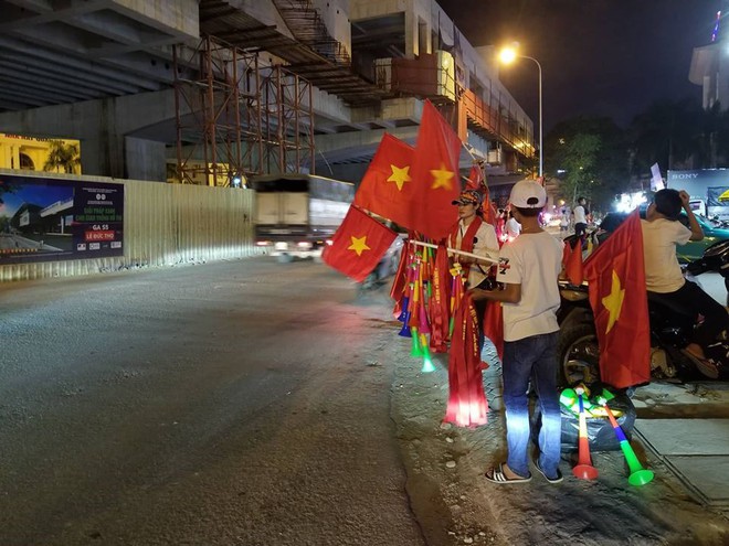 Việt Nam 2-0 Malaysia: Trai gái nô nức xuống đường ăn mừng, vài chục mét một người bán cờ - Ảnh 1.