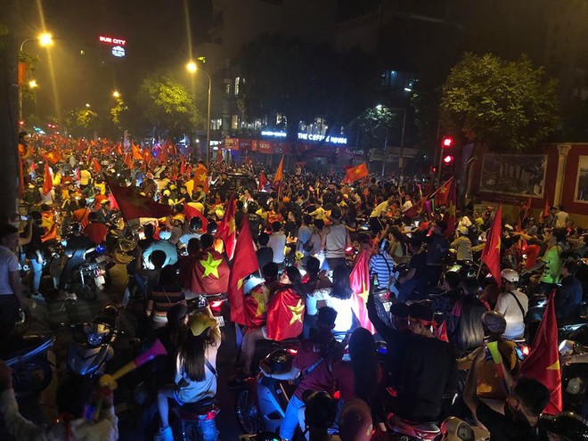 Việt Nam 2-0 Malaysia: Trai gái nô nức xuống đường ăn mừng, vài chục mét một người bán cờ - Ảnh 2.