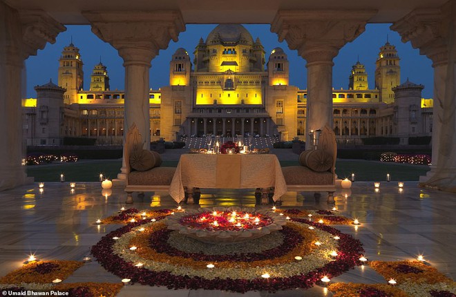 Vẻ đẹp gây choáng ngợp của cung điện Ấn Độ mà Nick Jonas bỏ tiền tỷ để thuê làm nơi tổ chức đám cưới - Ảnh 1.