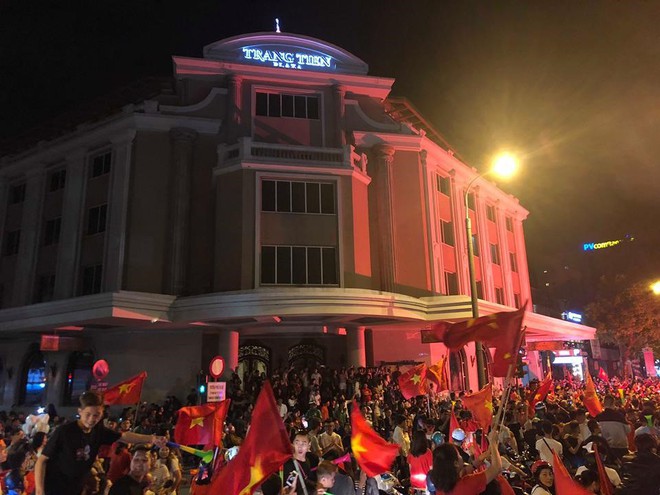 Việt Nam 2-0 Malaysia: Trai gái nô nức xuống đường ăn mừng, vài chục mét một người bán cờ - Ảnh 3.