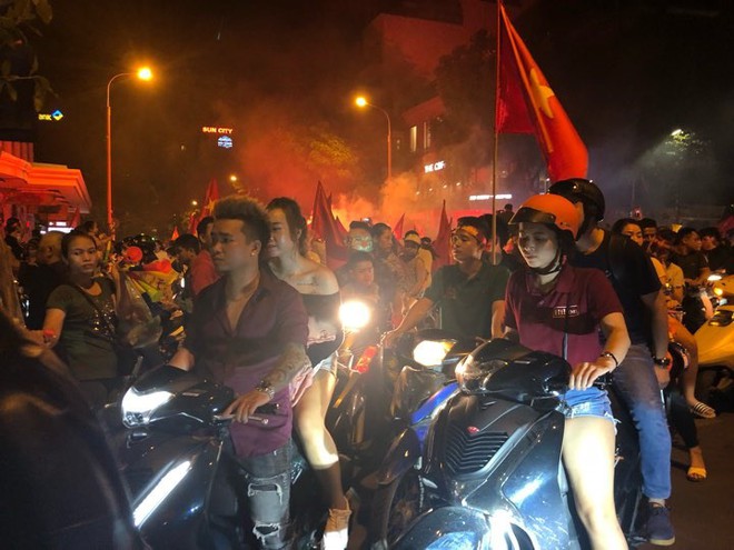 Việt Nam 2-0 Malaysia: Trai gái nô nức xuống đường ăn mừng, vài chục mét một người bán cờ - Ảnh 4.