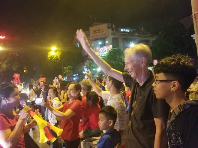 Việt Nam 2-0 Malaysia: Trai gái nô nức xuống đường ăn mừng, vài chục mét một người bán cờ - Ảnh 6.