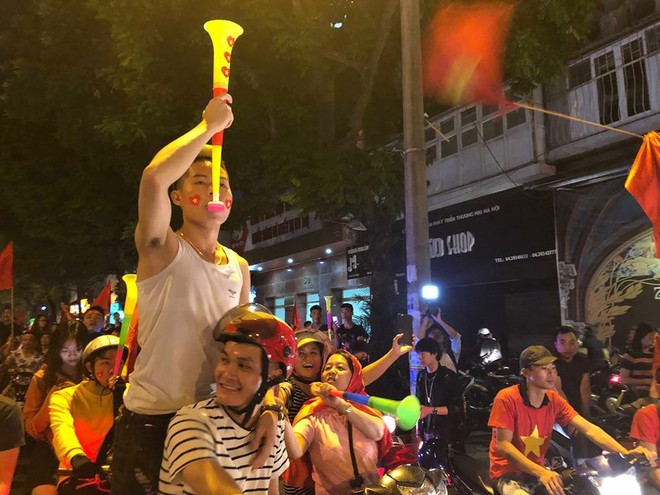 Việt Nam 2-0 Malaysia: Trai gái nô nức xuống đường ăn mừng, vài chục mét một người bán cờ - Ảnh 7.