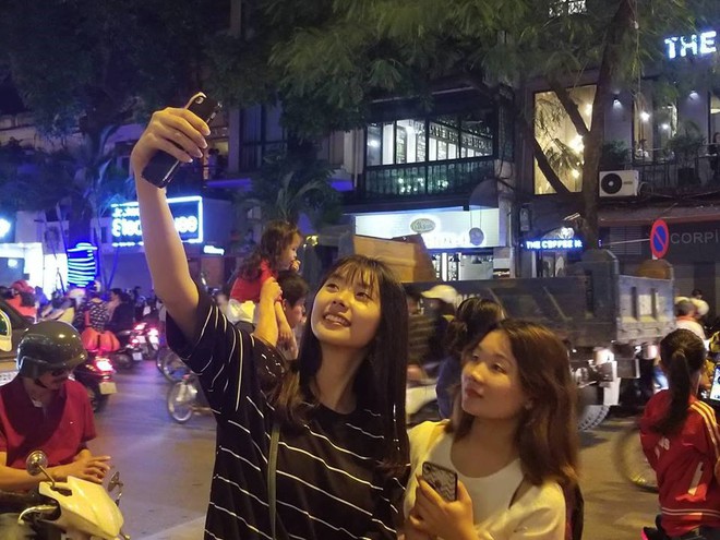 Việt Nam 2-0 Malaysia: Trai gái nô nức xuống đường ăn mừng, vài chục mét một người bán cờ - Ảnh 9.