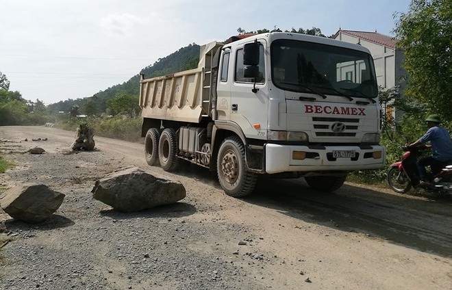 Người dân lại chặn xe chở đất đá thi công dự án Vsip Nghệ An - Ảnh 3.