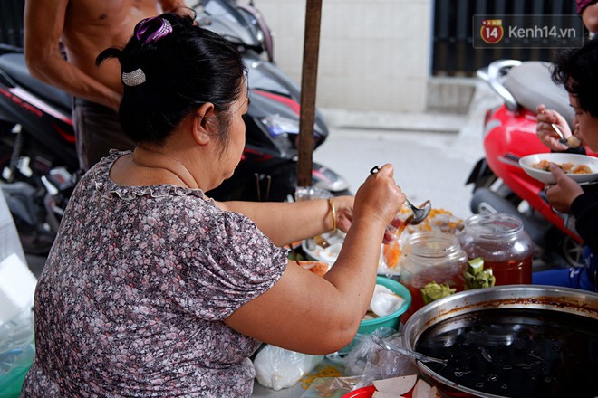 Tiệm ăn hàng 30 năm của dì Gái chịu chơi nhất Sài Gòn, mỗi ngày bán trong 1 giờ là hết veo - Ảnh 11.