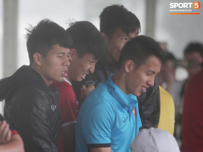 Văn Toàn co ro trong vòng tay HLV Hàn Quốc tránh mưa trong buổi tập đầu tiên tại Myanmar - Ảnh 13.