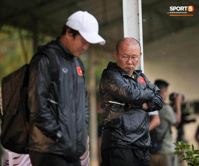 HLV Park Hang-seo suýt ngã khi thử làm vận động viên nhảy qua vũng nước mưa - Ảnh 13.