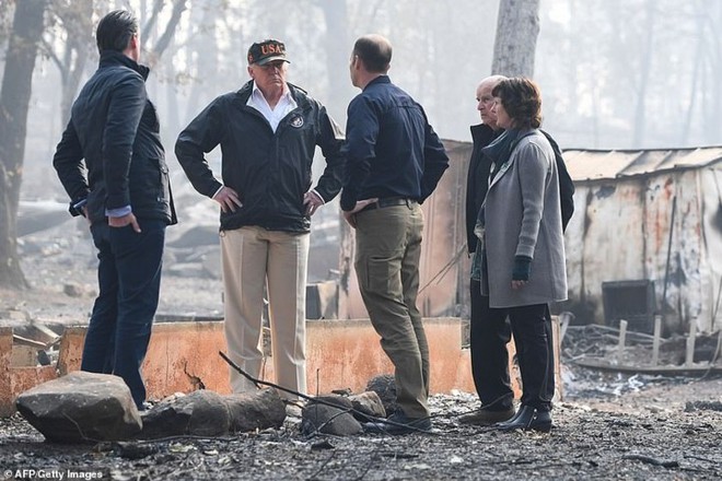 Hình ảnh Tổng thống Trump ngậm ngùi thị sát nơi cháy rừng hoang tàn - Ảnh 3.
