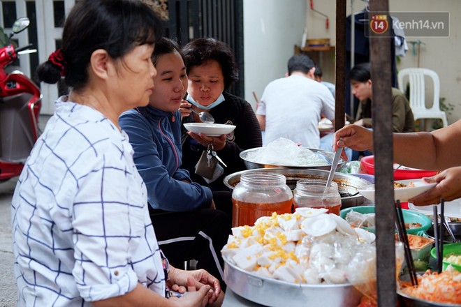 Tiệm ăn hàng 30 năm của dì Gái chịu chơi nhất Sài Gòn, mỗi ngày bán trong 1 giờ là hết veo - Ảnh 4.