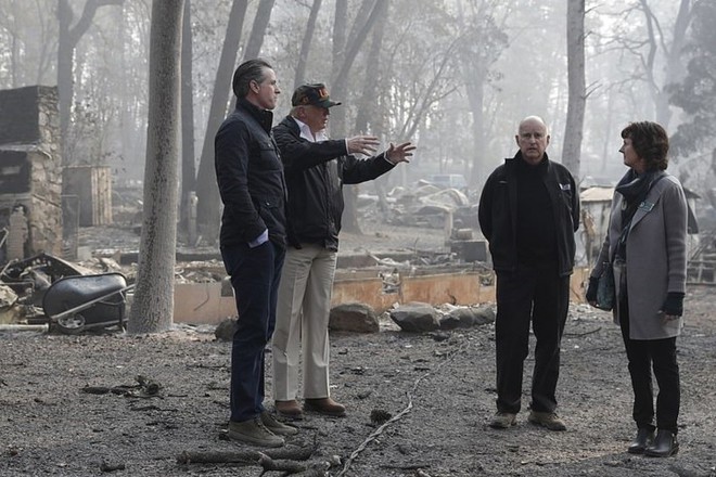 Hình ảnh Tổng thống Trump ngậm ngùi thị sát nơi cháy rừng hoang tàn - Ảnh 4.