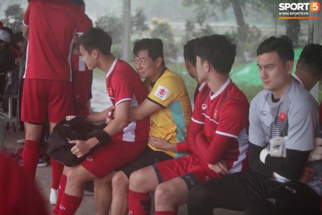 Văn Toàn co ro trong vòng tay HLV Hàn Quốc tránh mưa trong buổi tập đầu tiên tại Myanmar - Ảnh 7.
