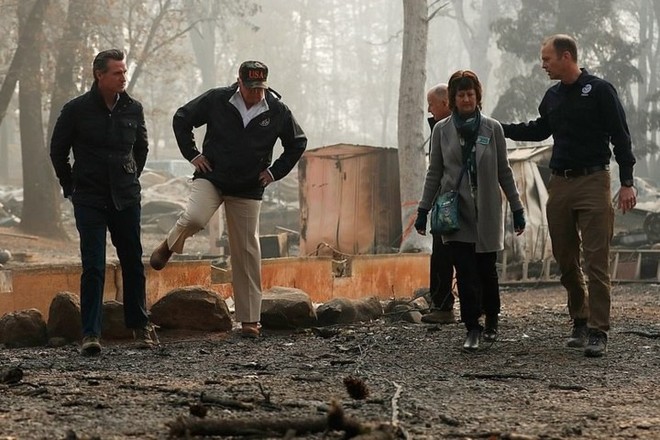 Hình ảnh Tổng thống Trump ngậm ngùi thị sát nơi cháy rừng hoang tàn - Ảnh 5.