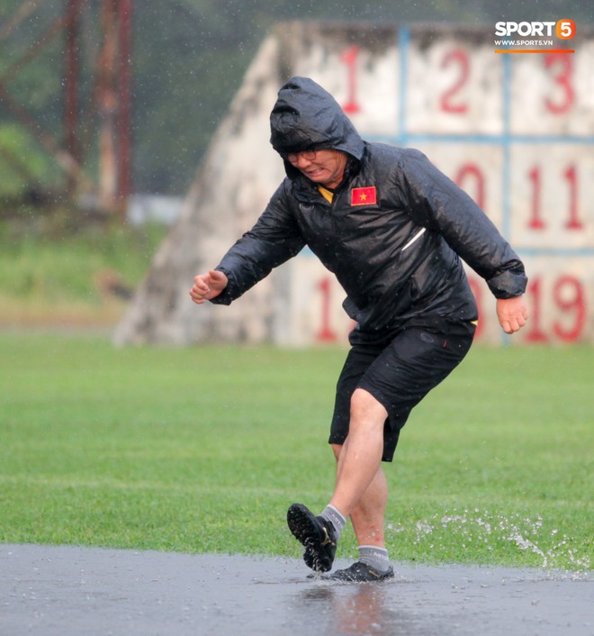 HLV Park Hang-seo suýt ngã khi thử làm vận động viên nhảy qua vũng nước mưa - Ảnh 8.