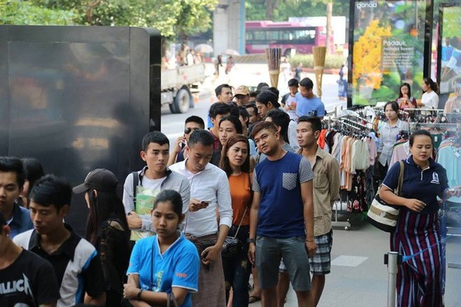 Trời nắng nóng, không có lực lượng bảo vệ, người Myanmar vẫn trật tự xếp hàng mua vé xem trận gặp Việt Nam - Ảnh 8.