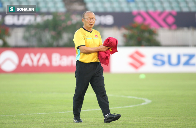 Trầm ngâm trước giờ G, HLV Park Hang-seo giải stress bằng trò chuyền bóng với trợ lý - Ảnh 4.