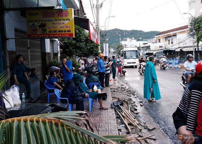 Mưa lũ, sạt lở kinh hoàng ở Nha Trang: Người dân dùng tay đào bới tìm thi thể bé trai và người phụ nữ trong đống đổ nát - Ảnh 1.