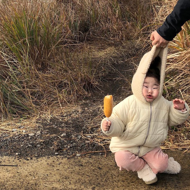 Cách bố cứu con trai khỏi cú ngã siêu đáng yêu: Xách luôn mũ áo khoác lên làm con méo hết cả mặt! - Ảnh 1.