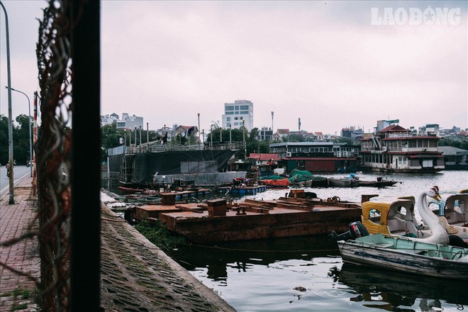 Bến du thuyền hồ Tây xa hoa một thời sao lại biến thành nghĩa địa hoang tàn thế này? - Ảnh 1.