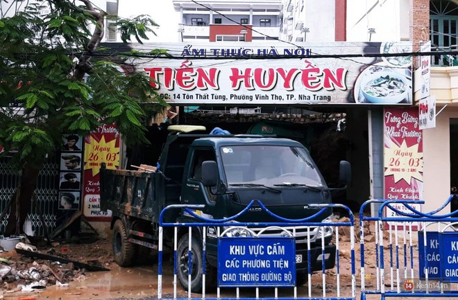 Mưa lũ, sạt lở kinh hoàng ở Nha Trang: Người dân dùng tay đào bới tìm thi thể bé trai và người phụ nữ trong đống đổ nát - Ảnh 2.