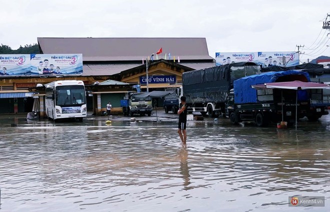 Mưa lũ, sạt lở kinh hoàng ở Nha Trang: Người dân dùng tay đào bới tìm thi thể bé trai và người phụ nữ trong đống đổ nát - Ảnh 5.