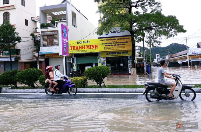 Mưa lũ, sạt lở kinh hoàng ở Nha Trang: Người dân dùng tay đào bới tìm thi thể bé trai và người phụ nữ trong đống đổ nát - Ảnh 6.