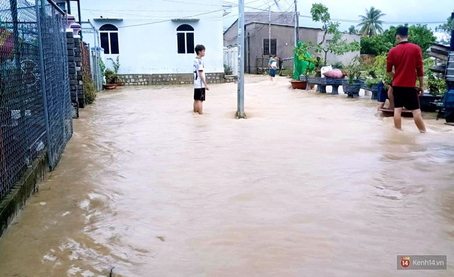 Mưa lũ, sạt lở kinh hoàng ở Nha Trang: Người dân dùng tay đào bới tìm thi thể bé trai và người phụ nữ trong đống đổ nát - Ảnh 7.