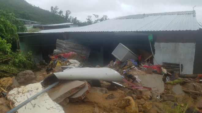 Mưa lũ, sạt lở kinh hoàng ở Nha Trang: Người dân dùng tay đào bới tìm thi thể bé trai và người phụ nữ trong đống đổ nát - Ảnh 9.