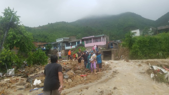 Mưa lũ, sạt lở kinh hoàng ở Nha Trang: Người dân dùng tay đào bới tìm thi thể bé trai và người phụ nữ trong đống đổ nát - Ảnh 10.