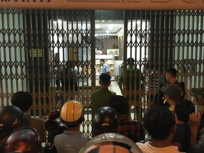 Khách hàng mặc toàn đồ đen cướp tiệm vàng táo tợn ở Quảng Nam - Ảnh 2.