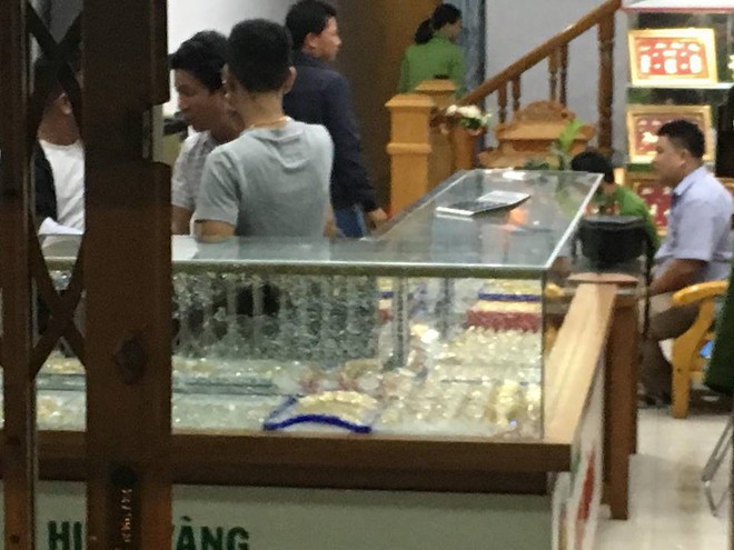 Khách hàng mặc toàn đồ đen cướp tiệm vàng táo tợn ở Quảng Nam - Ảnh 1.