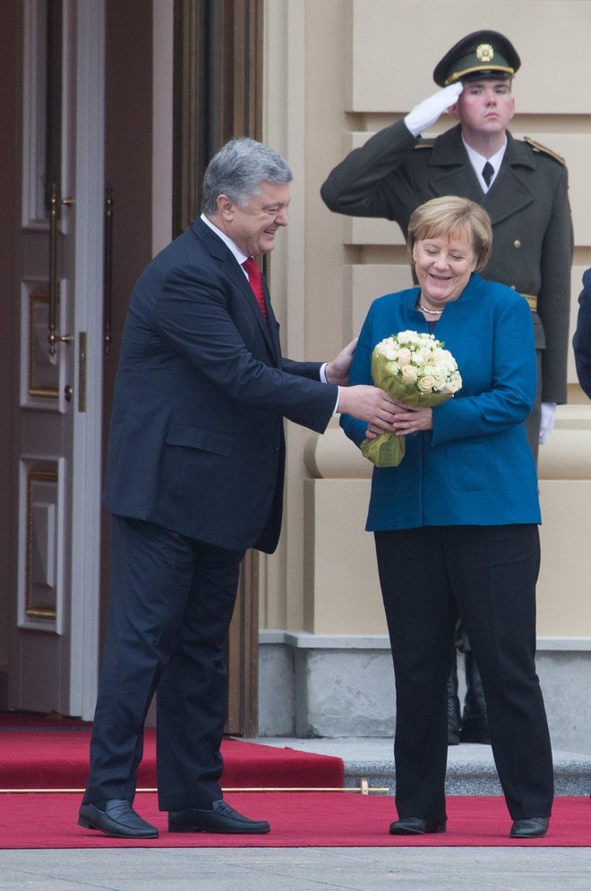 “Cuộc chiến hoa hồng” giữa ông Putin, Poroshenko và bà Merkel - Ảnh 1.