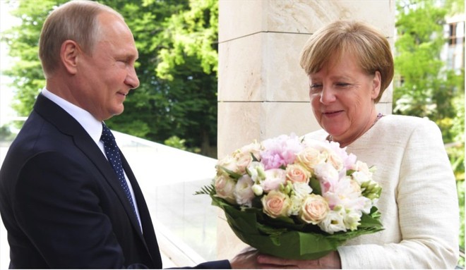“Cuộc chiến hoa hồng” giữa ông Putin, Poroshenko và bà Merkel - Ảnh 2.