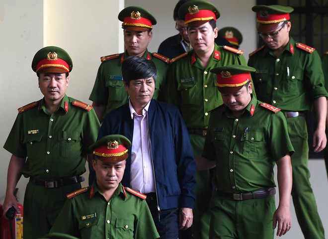 Nguyễn Thanh Hóa thở dốc, ôm ngực khi bị tố khai gian dối - Ảnh 1.