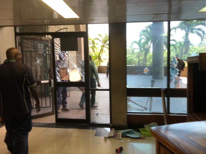Hơn 300 nhân viên an ninh tấn công tòa nhà Quốc hội Papua New Guinea đòi tiền bảo vệ APEC - Ảnh 2.