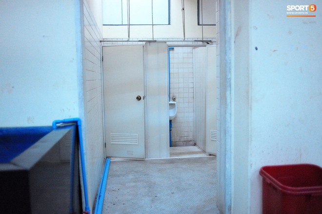 Phòng thay đồ của tuyển Việt Nam ở Myanmar: Nhà vệ sinh bốc mùi, ghế ngồi rỉ sét - Ảnh 4.