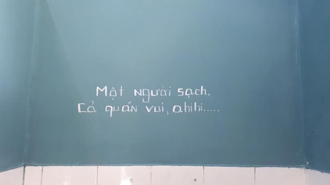 Dòng chữ ghi trên tường toilet khiến người đi vào ôm miệng bước ra - Ảnh 4.