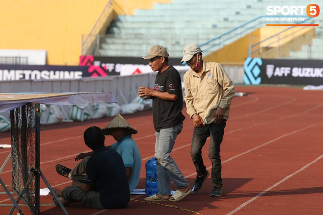 Nhiều vết nứt ở sân Hàng Đẫy đe doạ khán giả tới dự khán trận Việt Nam - Campuchia - Ảnh 8.