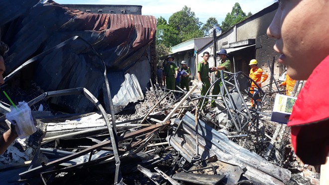Đám cháy lại bốc lên sau vụ lật xe bồn chở xăng 6 người chết ở Bình Phước - Ảnh 2.