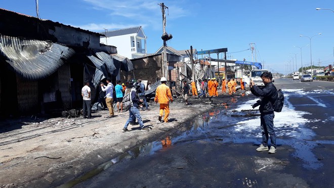 Vụ xe bồn tông xe ba gác rồi lao vào nhà dân bốc cháy ở Bình Phước: Danh tính 6 nạn nhân tử vong - Ảnh 1.