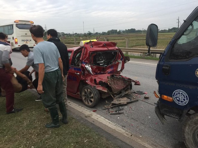 Giải cứu tài xế xe tải mắc kẹt sau va chạm, tài xế taxi gặp họa bất ngờ ngay sau đó - Ảnh 6.