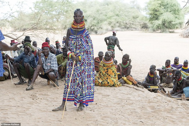 Bộ lạc tại châu Phi, nơi già trẻ trai gái từ sáng đến tối chỉ lao đi kiếm 1 thứ để tồn tại - Ảnh 25.