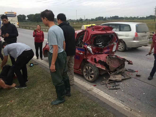 Giải cứu tài xế xe tải mắc kẹt sau va chạm, tài xế taxi gặp họa bất ngờ ngay sau đó - Ảnh 5.