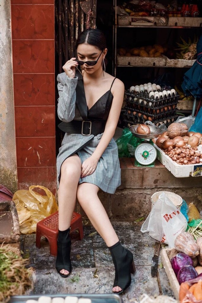 Phạm Quỳnh Anh tạo dáng sexy giữa chợ rau ở Hà Nội - Ảnh 10.