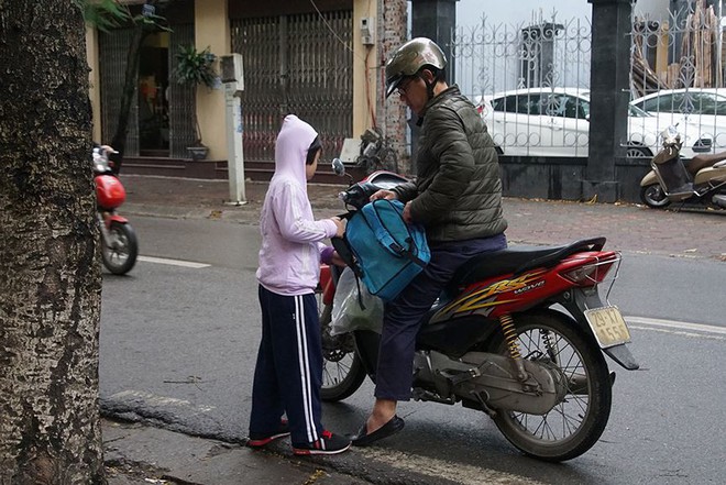 Học sinh Hà Nội hối hả đến trường ngày trở lạnh - Ảnh 2.