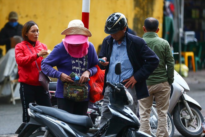 Vé chợ đen trận Việt Nam - Campuchia cao chót vót, khán giả vẫn chờ giờ G - Ảnh 1.